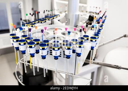 Échantillonneur automatique de spectromètre RMN chargé d'échantillons pour l'analyse et les recherches scientifiques Banque D'Images