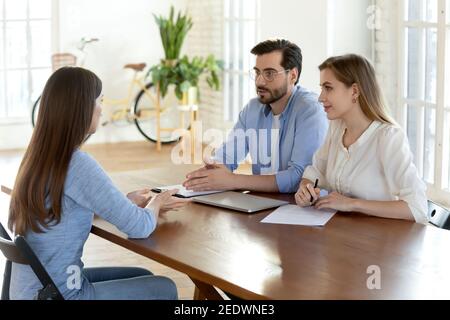 Les gestionnaires professionnels des ressources humaines interviewent le candidat en cas de vacance. Banque D'Images