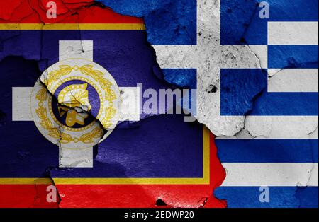 Drapeaux d'Athènes et de Grèce peints sur un mur fissuré Banque D'Images