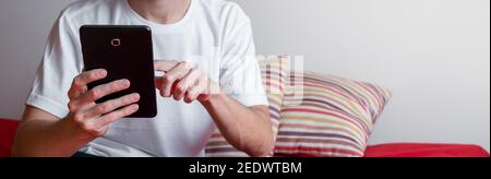 Homme méconnu utilisant une tablette Banque D'Images