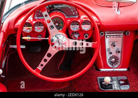 L'intérieur orange de la Corvette 1962 de Chevrolet est exposé à « Cars on Fifth », Naples, Floride, États-Unis Banque D'Images