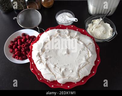 Pavlova, préparation de gâteaux à la meringue, dessert australien de Nouvelle-Zélande Banque D'Images