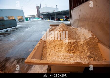 Sel dans un stockage de sel utilisé pour l'anti-dérapage sur une route. Banque D'Images