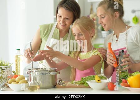 Mignons filles avec la cuisine de la mère Banque D'Images