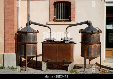 Distillerie de lavande ou cuivre encore à l'extérieur de l'ancienne usine de parfums de lavande Barrême Provence France Banque D'Images