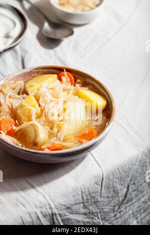 Soupe de choucroute végétarienne, shchi et légumes. Réconforter des aliments sains Banque D'Images