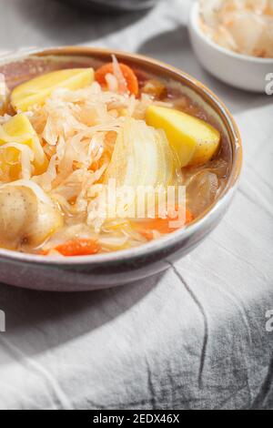 Gros plan sur la soupe végétarienne à la choucroute avec légumes. Réconforter des aliments sains Banque D'Images