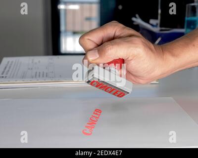 Tamponner le mot CANCLED sur le livre blanc vide. Banque D'Images