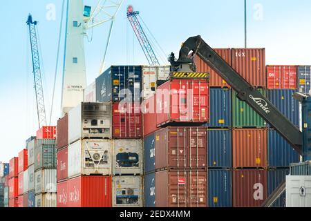 Iquique, région de Tarapaca, Chili - navire-grue à chargement par fourche avec conteneurs au port d'Iquique. Banque D'Images