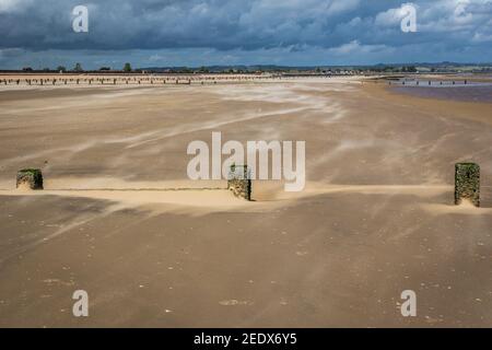 Tempête de sable sur une plage déserte à Dymchurch, Kent, Angleterre Banque D'Images