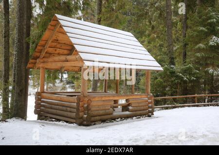 beau belvédère en bois dans la forêt d'hiver Banque D'Images
