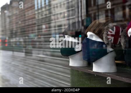 Oxford Street, Londres, Royaume-Uni. 15 février 2021. La carte de l'itinéraire de verrouillage sera annoncée la semaine prochaine. Les magasins de Londres restent fermés et attendent la réouverture. Crédit : Matthew Chattle/Alay Live News Banque D'Images