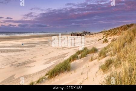 Coucher de soleil vue depuis une dune au-dessus de la mer du Nord de l'île d'Ameland, Frise, Pays-Bas Banque D'Images