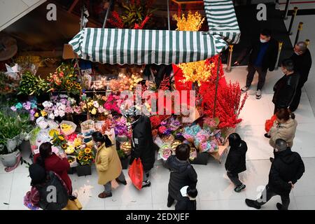 Guangzhou/Hangzhou. 15 février 2021. Les gens achètent des fleurs sur un marché de Yiwu, dans la province de Zhejiang, dans l'est de la Chine, le 9 février 2021. Credit: Huang Zongzhi/Xinhua/Alamy Live News Banque D'Images
