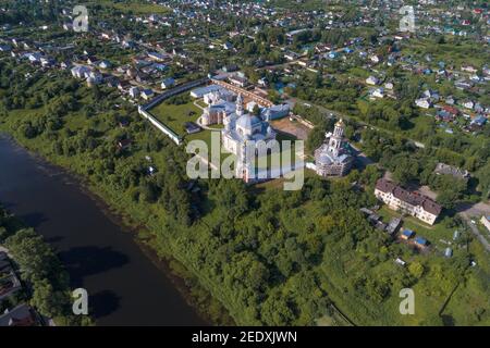 Vue d'une grande hauteur sur le monastère de Borisoglebsky, le jour ensoleillé de juillet. Torzhok, Russie Banque D'Images