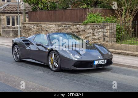 Une Ferrari 488 GTS aka 488 GTB Spider gris métallisé, avec une plaque d'immatriculation personnalisée, traversant le village de Yatton Kennel près du château Banque D'Images