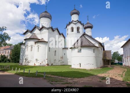 Temples de l'ancien monastère médiéval de Spaso-Preobrazhensky en juillet après-midi. Staraya Russa, Russie Banque D'Images