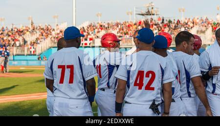 Toronto Panam Baseball 2015-Cuba vs République dominicaine: Le double de Yosvany Alarcon provoque une rencontre dans la plaie avec Adalberto Mendez et tous les C Banque D'Images