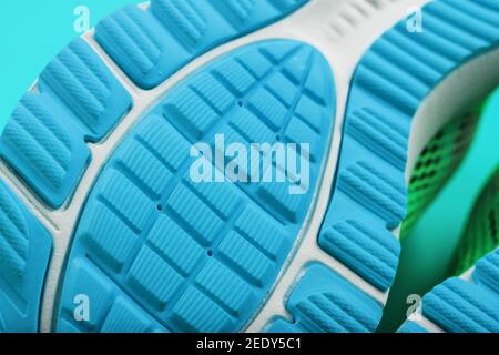 Fragment de la semelle d'une sneaker bleue en gros plan. Texture texturée du matériau des chaussures de sport. Chaussures élégantes pour la course à pied et l'entraînement dans la salle de sport. Banque D'Images