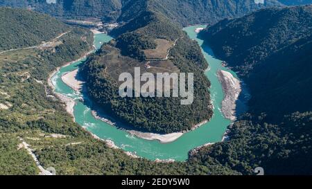 (210215) -- NYINGCHI, 15 février 2021 (Xinhua) -- la photo aérienne prise le 8 février 2021 montre une courbe de la rivière Yarlung Zangbo dans le comté de Medog, ville de Nyingchi, dans la région autonome du Tibet, dans le sud-ouest de la Chine. (Xinhua/Sun Fei) Banque D'Images