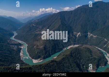 (210215) -- NYINGCHI, 15 février 2021 (Xinhua) -- photo aérienne prise le 13 février 2021 montre la vue de la rivière Yarlung Zangbo dans le comté de Medog, ville de Nyingchi, dans la région autonome du Tibet, dans le sud-ouest de la Chine. (Xinhua/Sun Fei) Banque D'Images