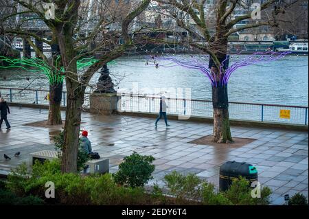 Londres, Royaume-Uni. 15 février 2021. South Bank of the Thames avec peu de personnes pendant le confinement. Les passes Storm Darcy et le temps plus chaud ne parviennent pas à attirer les gens à l'extérieur. Les entreprises sont toujours fermées. Credit: JOHNNY ARMSTEAD/Alamy Live News Banque D'Images