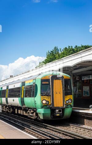 Train de passagers de classe 377 dans la décoration du Sud à la gare de Purley, en Angleterre. Banque D'Images