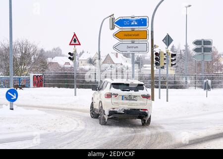 Circulation routière en hiver dans une rue animée de Magdeburg En Allemagne Banque D'Images