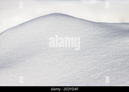 Couverture de neige en hiver. Modèle de chasse-neige frais. Paysage couvert de neige. Flocon de neige et butte de glace Banque D'Images