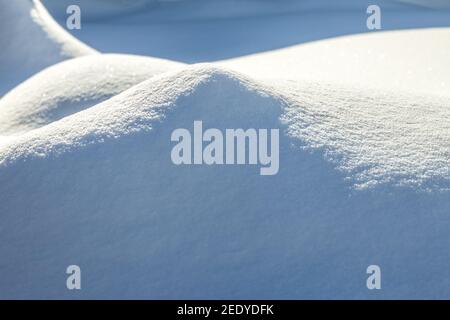 Modèle de chasse-neige de couverture de neige fraîche d'hiver. Paysage couvert de neige. Flocon de neige et butte de glace Banque D'Images