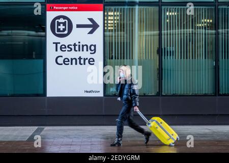 Londres, Royaume-Uni. 15 février 2021. Tests au terminal 2 - les gens sont toujours en vol via Heathrow, juste avant que les nouvelles restrictions de quarantaine viennent pour les voyages internationaux. Verrouillage national 3 avec instruction du gouvernement pour que tout le monde reste à la maison. Crédit : Guy Bell/Alay Live News Banque D'Images