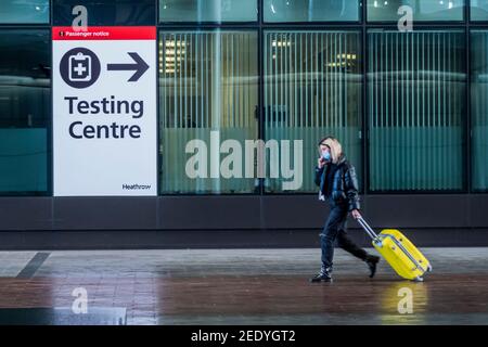 Londres, Royaume-Uni. 15 février 2021. Tests au terminal 2 - les gens sont toujours en vol via Heathrow, juste avant que les nouvelles restrictions de quarantaine viennent pour les voyages internationaux. Verrouillage national 3 avec instruction du gouvernement pour que tout le monde reste à la maison. Crédit : Guy Bell/Alay Live News Banque D'Images