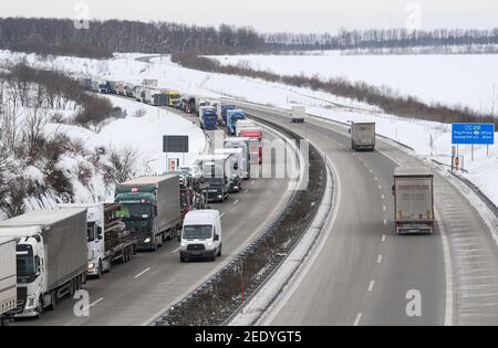 Bad Gottleuba, Allemagne. 15 février 2021. Les camions sont bloqués sur l'Autobahn 17 en direction de Dresde. Les policiers fédéraux vérifient les entrants près du poste frontalier avec la République tchèque. Le renforcement des règles d'entrée allemandes aux frontières avec la République tchèque et la province autrichienne du Tyrol pour se protéger contre les variantes dangereuses du coronavirus est entré en vigueur dans la nuit du 14 février 2021. Credit: Robert Michael/dpa-Zentralbild/dpa/Alay Live News Banque D'Images