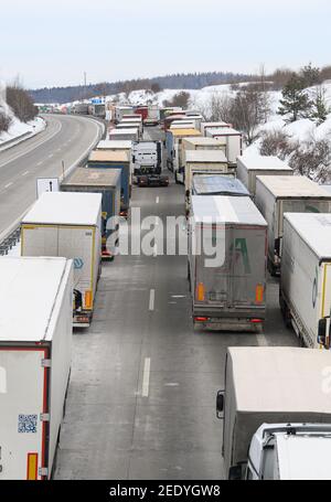 Bad Gottleuba, Allemagne. 15 février 2021. Les camions sont bloqués sur l'Autobahn 17 en direction de Dresde. Les policiers fédéraux vérifient les entrants près du poste frontalier avec la République tchèque. Le renforcement des règles d'entrée allemandes aux frontières avec la République tchèque et la province autrichienne du Tyrol pour se protéger contre les variantes dangereuses du coronavirus est entré en vigueur dans la nuit du 14 février 2021. Credit: Robert Michael/dpa-Zentralbild/dpa/Alay Live News Banque D'Images