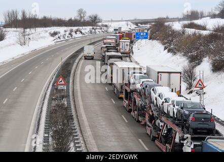 Bad Gottleuba, Allemagne. 15 février 2021. Les camions sont bloqués sur l'Autobahn 17 en direction de Dresde. Les policiers fédéraux vérifient les entrants près du poste frontalier avec la République tchèque. Le renforcement des règles d'entrée allemandes aux frontières avec la République tchèque et la province autrichienne du Tyrol pour se protéger contre les variantes dangereuses du coronavirus est entré en vigueur dans la nuit du 14 février 2021. Credit: Robert Michael/dpa-Zentralbild/dpa/Alay Live News Banque D'Images