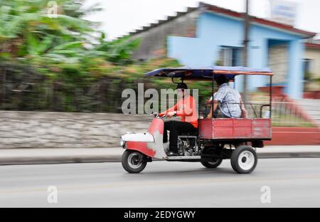 Tuk-tuk est un taxi à trois roues motorisé dans les rues de Cuba ,un auto rickshaw transportant les gens dans la rue de Cuba avec arrière-plan flou Banque D'Images