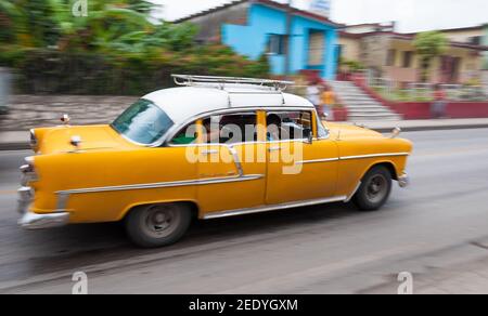 Un taxi jaune à l'ancienne dans la rue de Cuba. Cuba a encore de nombreuses voitures américaines des années 1950 sur les routes. Banque D'Images