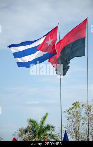 Photo des deux principaux drapeaux cubains exposés lors d'événements politiques dans l'île. A gauche le drapeau national cubain, à droite le mouvement du 26 juillet Banque D'Images