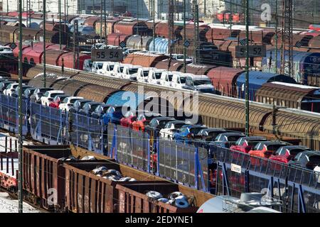 Chantier de shunting ferroviaire à Hagen-Vorhalle, trains de marchandises avec les tout nouveaux véhicules Opel, Hagen, Rhénanie-du-Nord-Westphalie, Allemagne. Eisenbahn-Rangierbahnhof i Banque D'Images