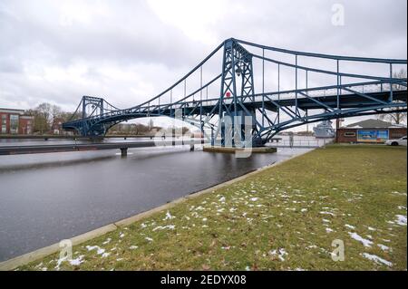 Wilhelmshaven, Allemagne. 10 février 2021. Le pont Kaiser Wilhelm traverse le canal EMS-Jade. Credit: Jonas Walzberg/dpa/Alay Live News Banque D'Images