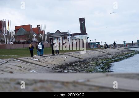 Wilhelmshaven, Allemagne. 10 février 2021. Flânez sous les nuages gris à la promenade de la plage sud. Credit: Jonas Walzberg/dpa/Alay Live News Banque D'Images