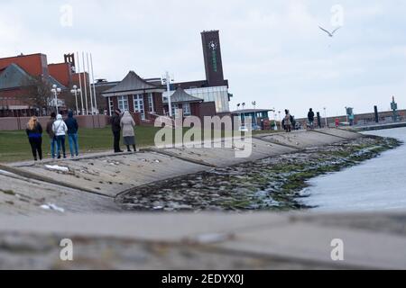 Wilhelmshaven, Allemagne. 10 février 2021. Flânez sous les nuages gris à la promenade de la plage sud. Credit: Jonas Walzberg/dpa/Alay Live News Banque D'Images