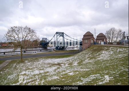 Wilhelmshaven, Allemagne. 10 février 2021. Le pont Kaiser Wilhelm traverse le canal EMS-Jade. Credit: Jonas Walzberg/dpa/Alay Live News Banque D'Images