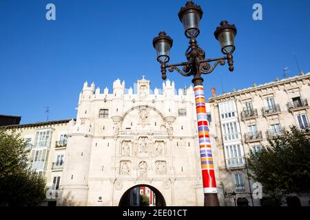 Arche de Santa Maria dans la ville de Burgos. Ciel bleu. Espace pour le texte. Tourisme, Espagne. Banque D'Images