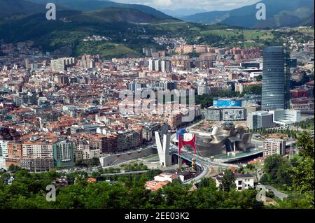 Vue aérienne grand angle du centre de la ville de Bilbao, prise depuis le sommet du funiculaire d'Artxanda Banque D'Images