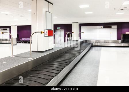 Zone de récupération des bagages à l'aéroport avec carrousel de ramassage des bagages vide Banque D'Images