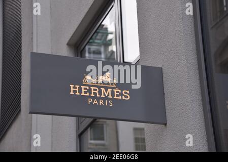 Cologne, Allemagne. 14 février 2021. Une succursale de la société française de mode de luxe HERMES. Credit: Horst Galuschka/dpa/Alay Live News Banque D'Images