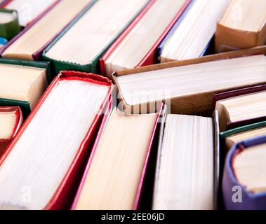 Vieux et utilisé paperback books ou livres de texte vu de dessus. Le livre et la lecture sont essentiels pour l'amélioration de soi, acquérir des connaissances et de la réussite dans notre Banque D'Images