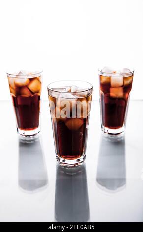 trois verres de cola et de glace sur fond blanc. boissons non alcoolisées Banque D'Images