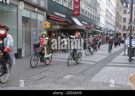 Cologne, Allemagne. 14 février 2021. Un groupe de carnivalistes costumés se rend à vélo dans le centre-ville de Cologne le dimanche du carnaval. Credit: Horst Galuschka/dpa/Horst Galuschka dpa/Alay Live News Banque D'Images